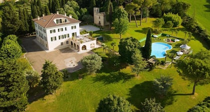 Splendid Villa in Macerata With Pool & Views