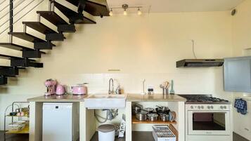 Apartemen | Dapur pribadi | Kursi makan untuk bayi