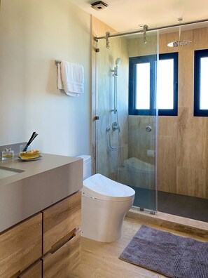 Dusche, Haartrockner, Bidet, Handtücher