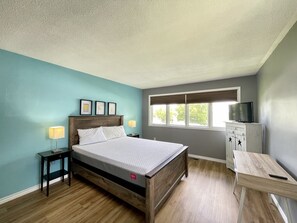 Memory-foam beds, individually decorated, individually furnished - Catch More Resort  (Trent Hills)