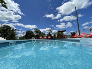 季节性开放的室外游泳池,10:00 至 20:00 开放,池畔遮阳伞,日光浴躺椅