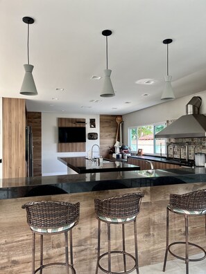 Geladeira, micro-ondas, fogão, cooktop