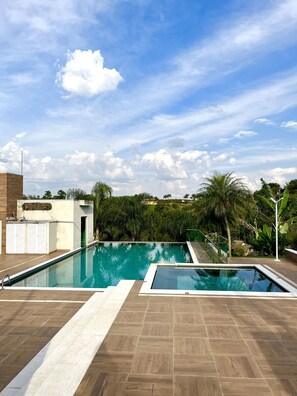 Una piscina al aire libre, una piscina climatizada