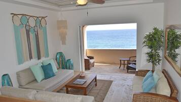 Apartemen Deluks | Area keluarga | Smart TV 40-inci dengan saluran TV digital dan TV