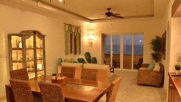 Departamento Deluxe | Área de sala de estar | Smart TV de 40 pulgadas con canales digitales y televisión