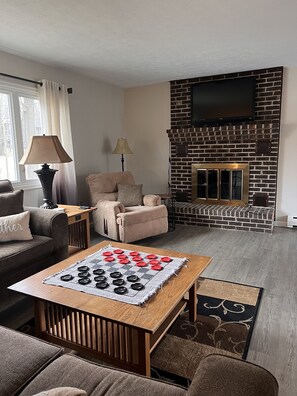 Smart TV, fireplace