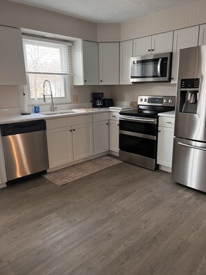 Refrigerador, microondas, horno y parrilla de estufa 