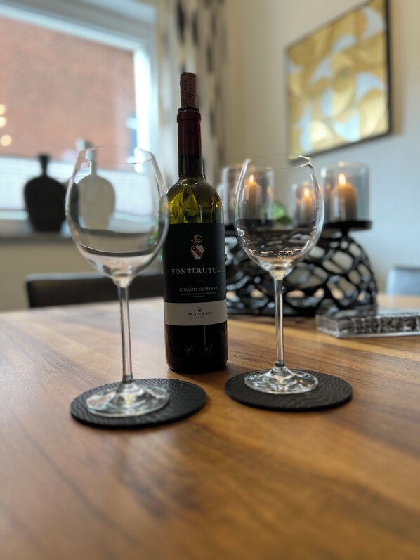 A bottle of Chianti Classico wine and two glasses on a wooden table. - City Prüm. (Prüm)