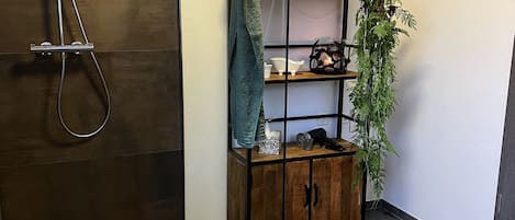 Dusche, kostenlose Toilettenartikel, Haartrockner, HandtĂŒcher
