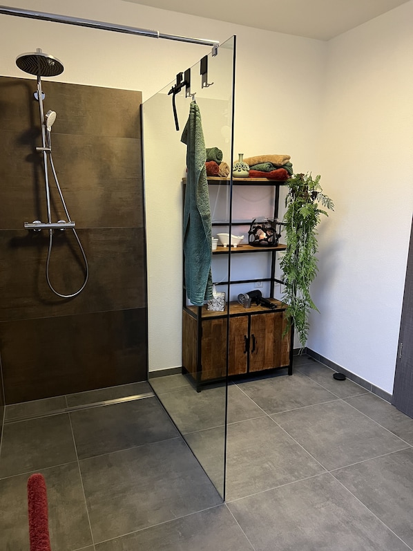 Dusche, kostenlose Toilettenartikel, Haartrockner, Handtücher