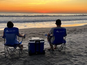 Aan het strand, ligstoelen aan het strand, strandlakens