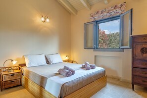 3 makuuhuonetta, työpöytä, silitysrauta/-lauta, vauvan matkasänky