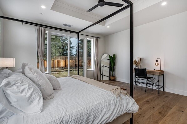 4 habitaciones, escritorio y tabla de planchar con plancha 