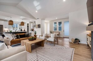 Televisión, chimenea, libros y oficina 