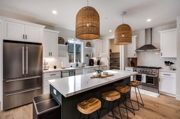 Refrigerador, microondas, horno y parrilla de estufa 