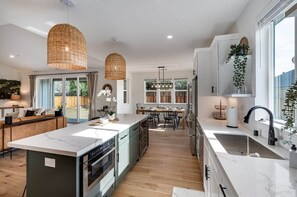 Refrigerador, microondas, horno y parrilla de estufa 