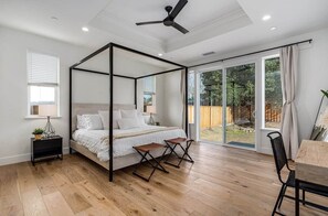 4 chambres, bureau, fer et planche Ă repasser, lit parapluie