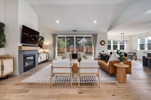 Televisión, chimenea, libros y oficina 