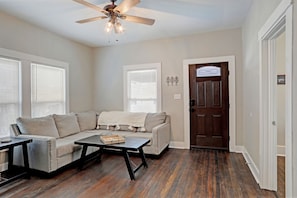 Smart TV, fireplace - Blue Horizon Retreat- Near Downtown McKinney  (McKinney)