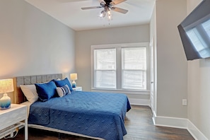 3 bedrooms, desk, iron/ironing board, free WiFi - Blue Horizon Retreat- Near Downtown McKinney  (McKinney)
