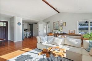 Smart-TV, Kamin, Tischfußball, Bücher