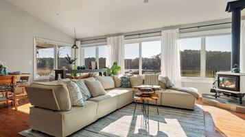 TV connectée, cheminée, baby-foot, livres