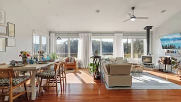 TV connectée, cheminée, baby-foot, livres