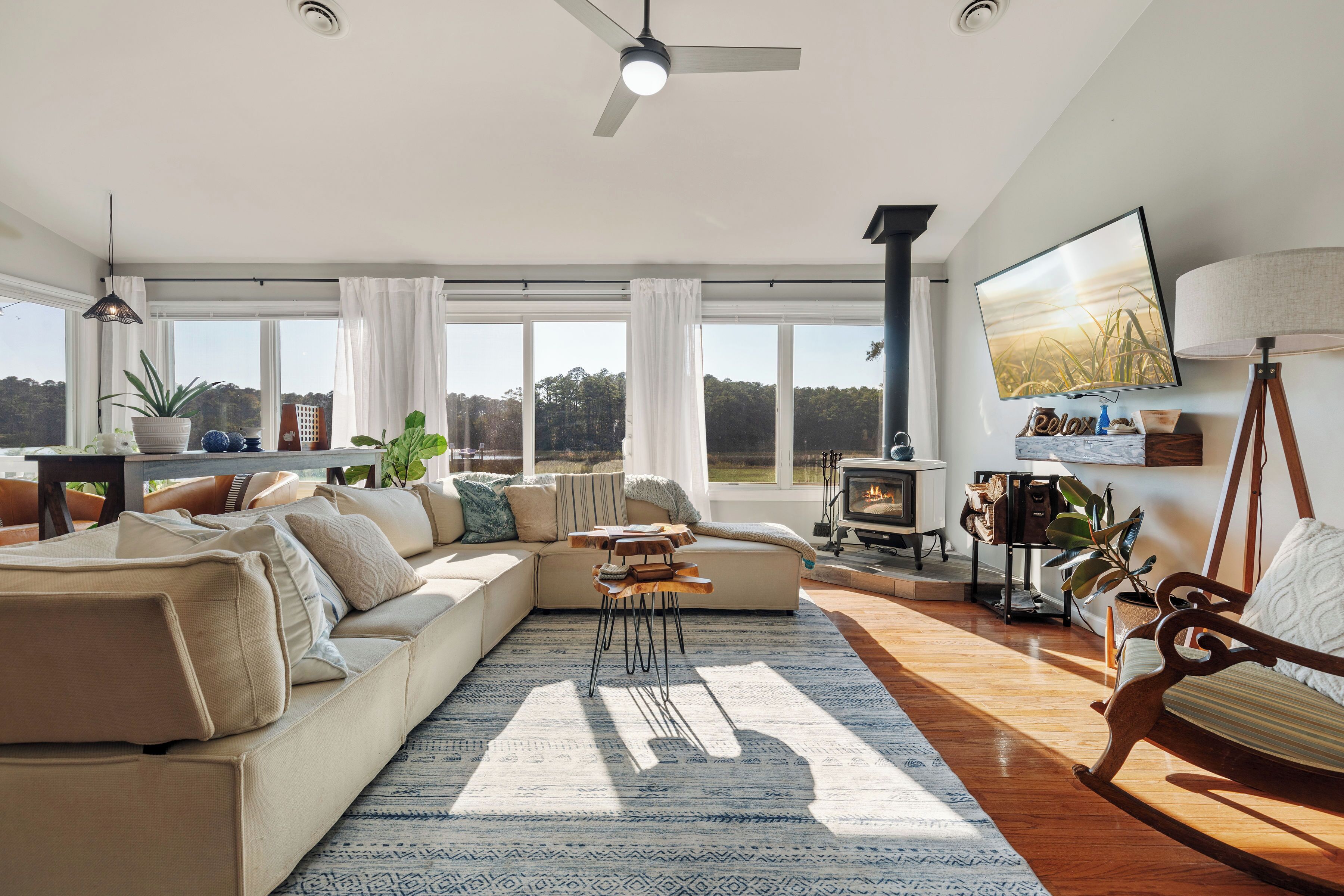 Una Smart TV, una chimenea, un futbolín, libros