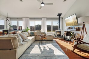 Smart TV, fireplace, foosball, books - 3 BR Bay Home w Private Dock & all the Amenities (Onemo)