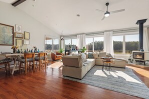 スマートテレビ、暖炉、テーブルサッカー台、書庫