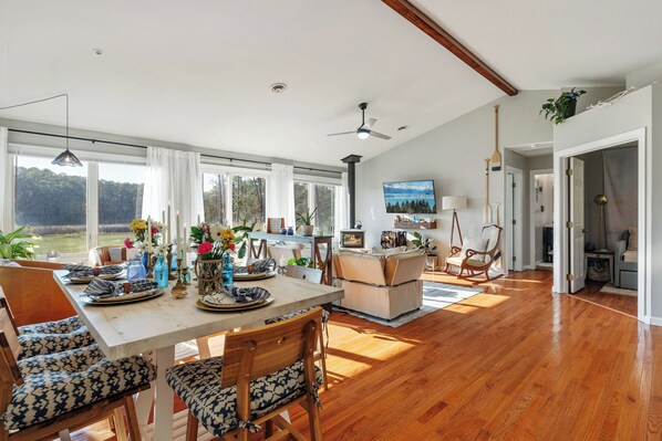 Dining - 3 BR Bay Home w Private Dock & all the Amenities (Onemo)
