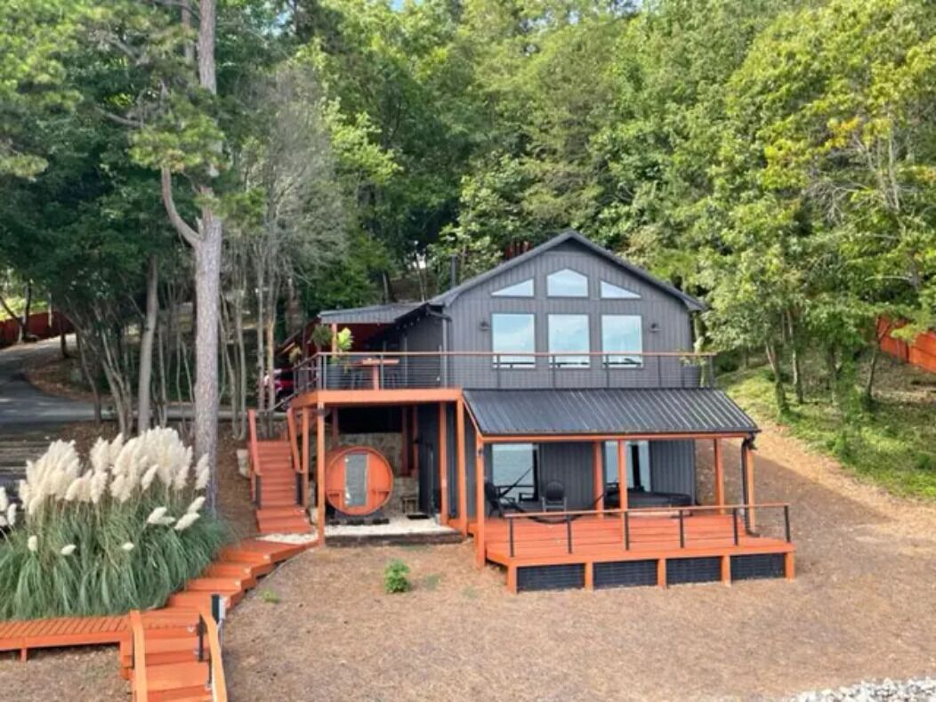Lake House w/private dock, gym, and hot tub