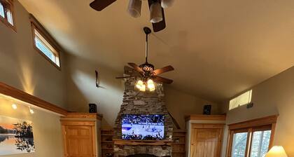 Beautiful Private Lakefront Oasis