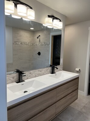 Shower, hair dryer, towels, soap - Bellevue brand new View house (Bellevue)
