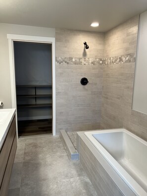 Shower, hair dryer, towels, soap - Bellevue brand new View house (Bellevue)