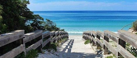Chaises longues, serviettes de plage
