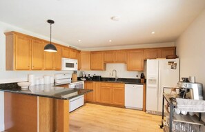 冰箱、微波炉、烤箱、炉灶