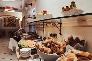 Free daily buffet breakfast  - Il Guelfo Bianco (Florence)