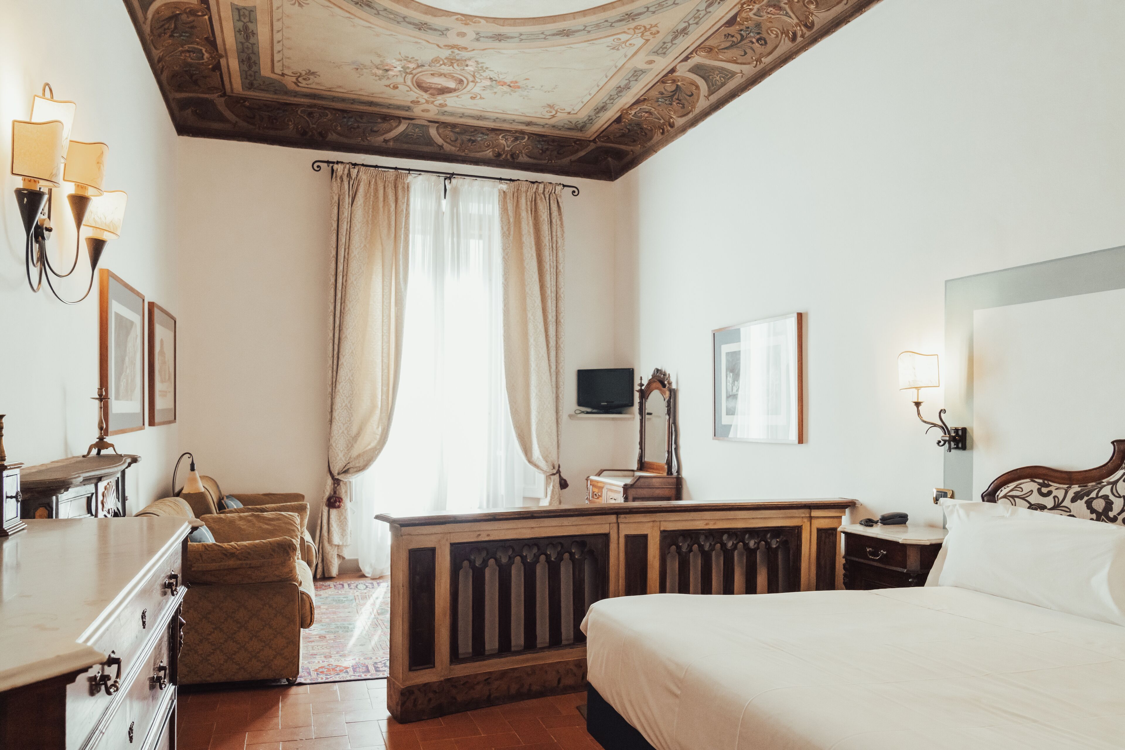 Juniorsvit | Individuell inredning, unika möbler, skrivbord och gratis wi-fi