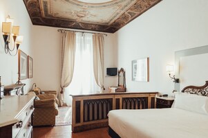 Junior suite | Individueel gedecoreerd, individueel gemeubileerd, een bureau