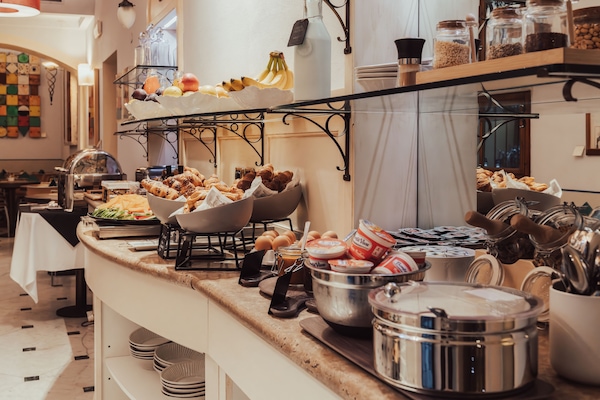 Café da manhã com buffet grátis todos os dias