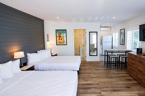 Tabla de planchar con plancha, acceso a internet y ropa de cama