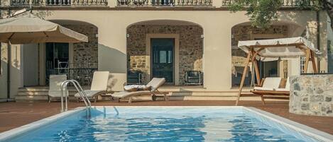 Casa | Alberca | Alberca techada y alberca al aire libre