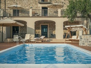Casa | Alberca | Alberca techada y alberca al aire libre
