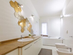 Villa | Bathroom | Shower - Villa Near Gallipoli w/ Pool (Melissano)