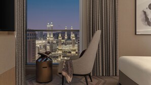 Phòng Suite Deluxe, 1 phòng ngủ (Haram View, East Towers) | Bộ đồ giường cao cấp, chăn bông, nệm cao su hoạt tính (memory foam)