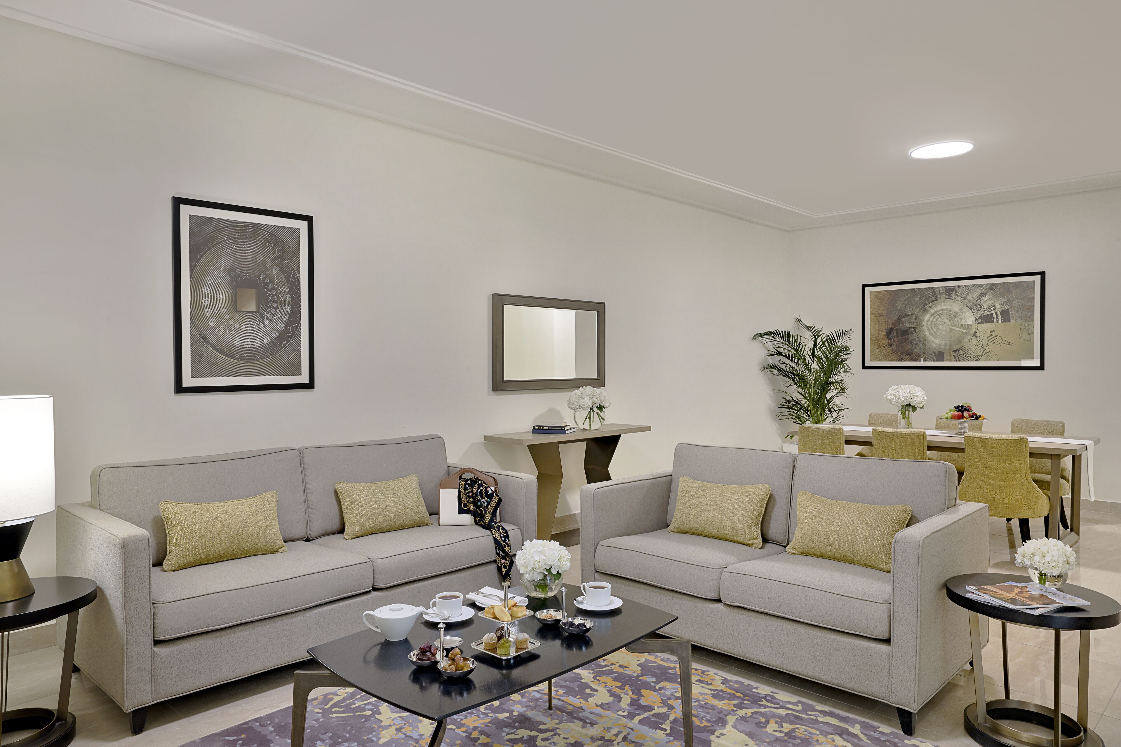 Kamar, 3 kamar tidur, teras (Partial Haram View - Residence) | Area keluarga | Smart TV