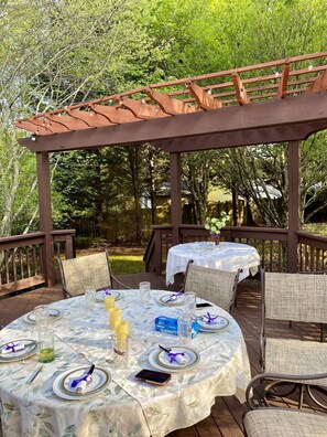 Outdoor dining - Perfect luxury home, close to social settings but far enough for peace. (Acworth)