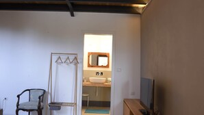 A bathroom with a wooden chair, a shower, a sink, and a mirror. - Villa Near Lecce With Garden and Beaches (Monteroni di Lecce)