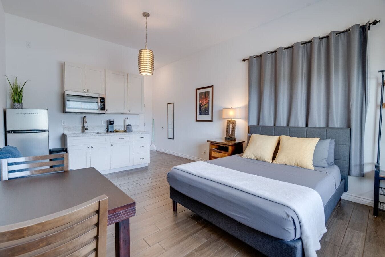 1 soverom, skrivebord, strykejern/-brett og reiseseng for barn